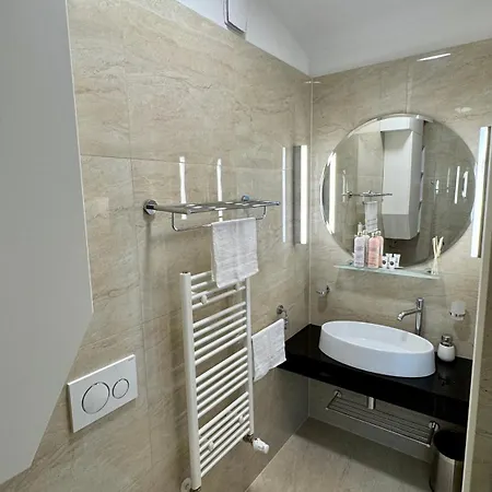 - Hlavna Ulica, Centrum, Netflix, Parking Košice