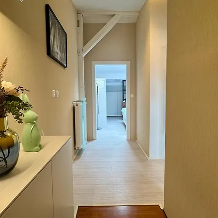 - Hlavna Ulica, Centrum, Netflix, Parking