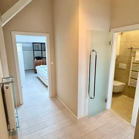 - Hlavná Ulica, Centrum, Netflix, Parking