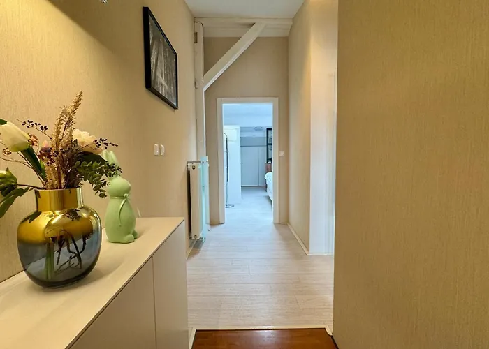 - Hlavna Ulica, Centrum, Netflix, Parking