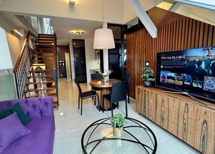 - Hlavna Ulica, Centrum, Netflix, Parking *