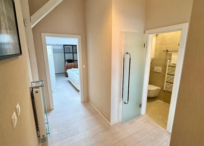 - Hlavna Ulica, Centrum, Netflix, Parking