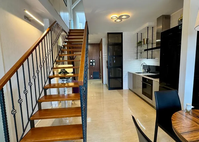 - Hlavna Ulica, Centrum, Netflix, Parking